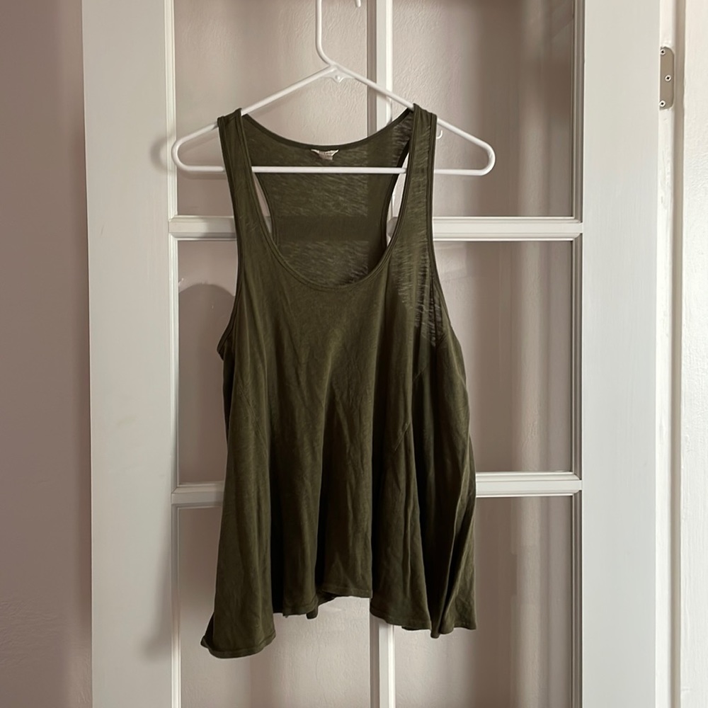 Flowy scoop neck green tank top